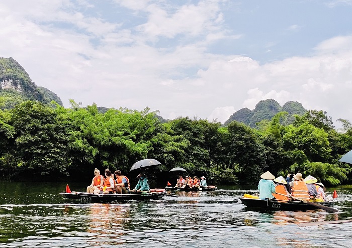 Nhiều du khách quốc tế đã thăm danh thắng Tràng An dịp Tuần Du lịch Ninh Bình 2023. Ảnh. Hạ Tinh